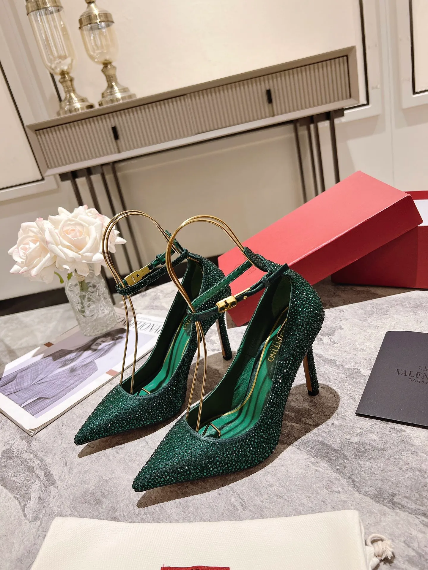 👟👟Ex-factory price 500👟👟 Genuine leather sole +40 Top version 𝑉𝐴𝐿𝐸𝑁𝑇𝐼𝑁𝑂 Valentino new spring and summer women's 6⃣️color "Czech Diamond💎" full diamond shoes The unique [V’s handcrafted diamond production] brings out a full sense of high-end, and the new season will live up to expectations! Worth buying★Absolutely high-grade❥Original method, Absolutely sensual❥Elegant style, creating a different feeling, simple and elegant style!  Code number: 35-41 (34-42 customized, non-returnable) Lining: Sheepskin lining Heel height: 10cm Leather outsole Rubber outsole